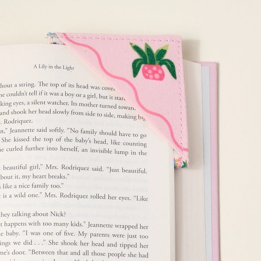 Corner Keeper Fabric Bookmark–Book Shelfie