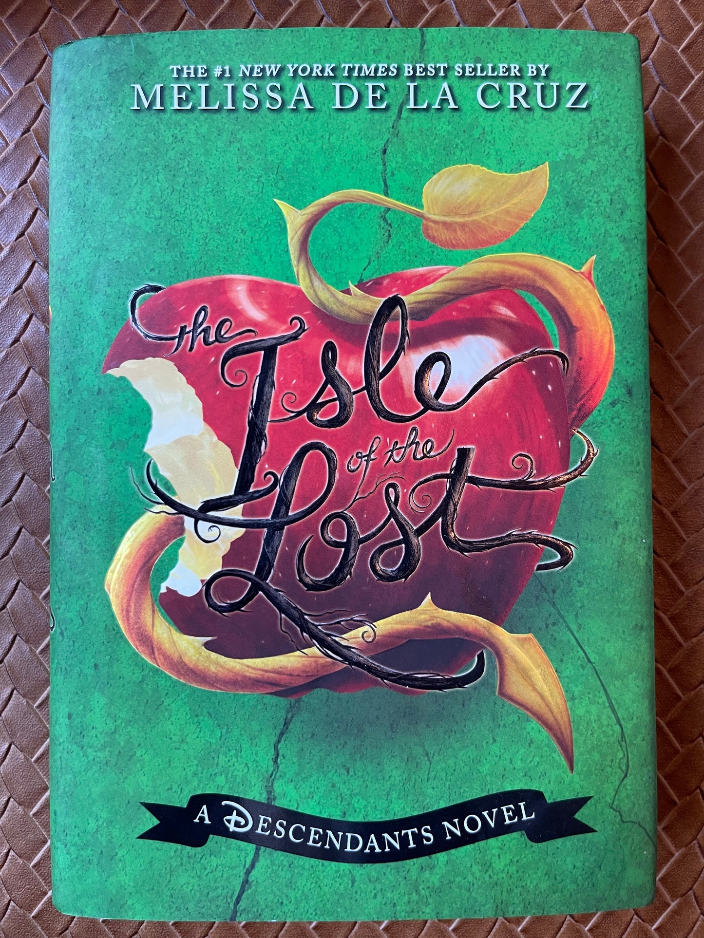 The Isle of the Lost (Descendants #1) by Melissa de la Cruz