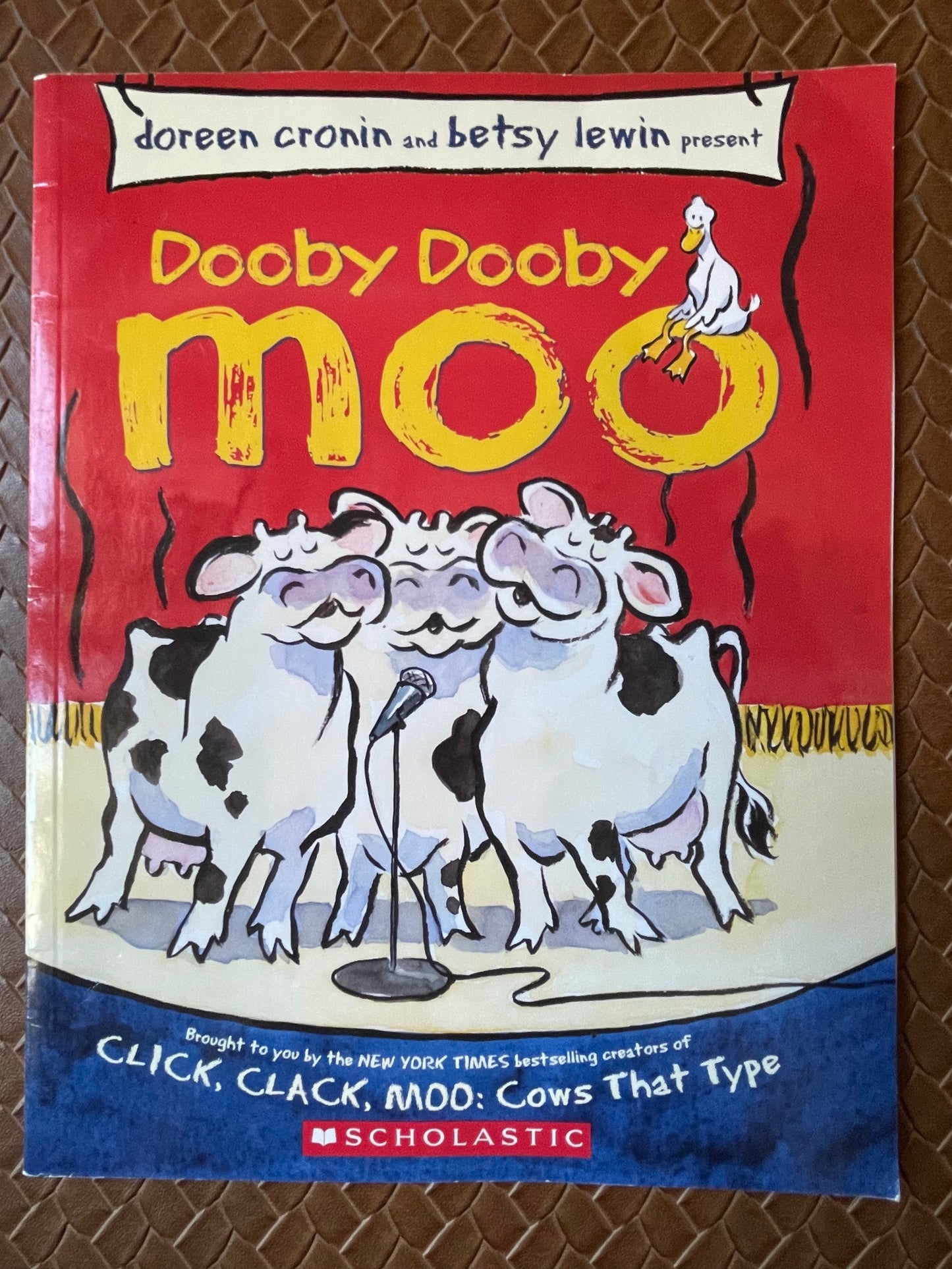 Dooby Dooby Moo (Farmer Brown's Barnyard Tales) by Doreen Cronin, Besty Lewin (Illustrator)