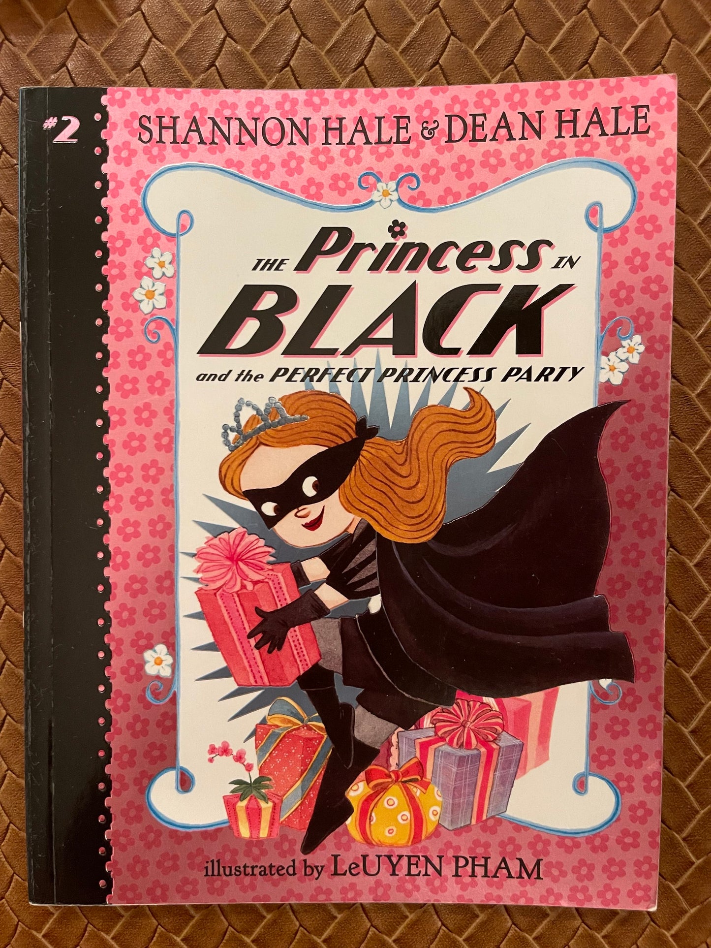 The Princess in Black and the Perfect Princess Party (The Princess in Black #2) by by Shannon Hale, Dean Hale, LeUyen Pham (Illustrator)