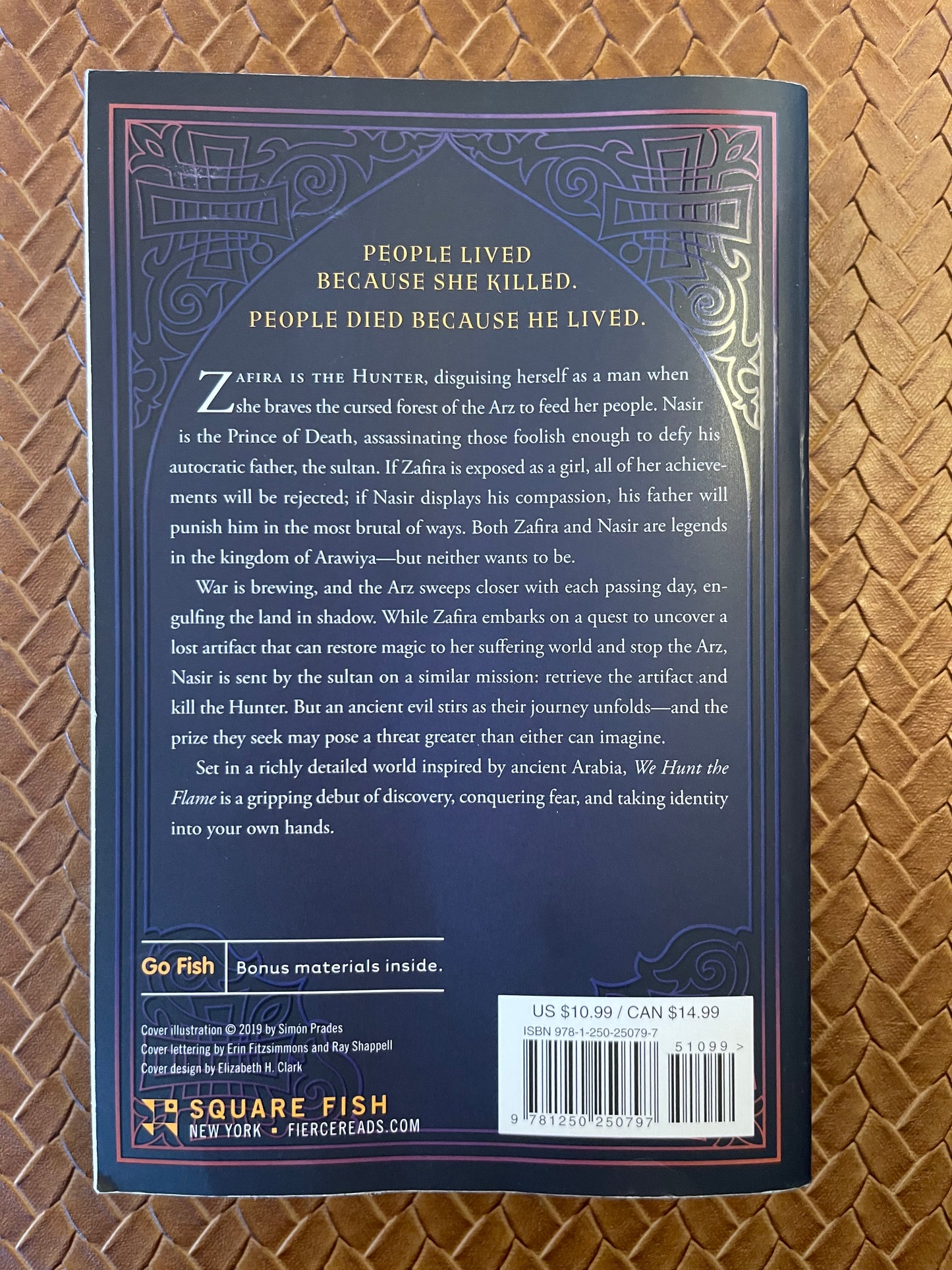 Sands of Arawiya #1: We Hunt the Flame by Hafsah Faizal (Paperback)