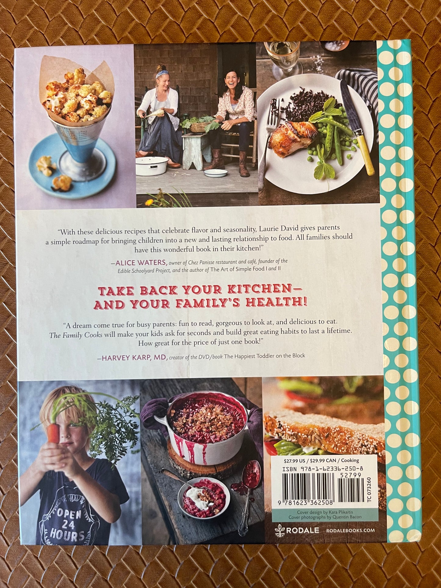 The Family Cooks: 100+ Recipes to Get Your Family Craving Food That's Simple, Tasty, and Incredibly Good for You: A Cookbook by Laurie David (Hardcover)