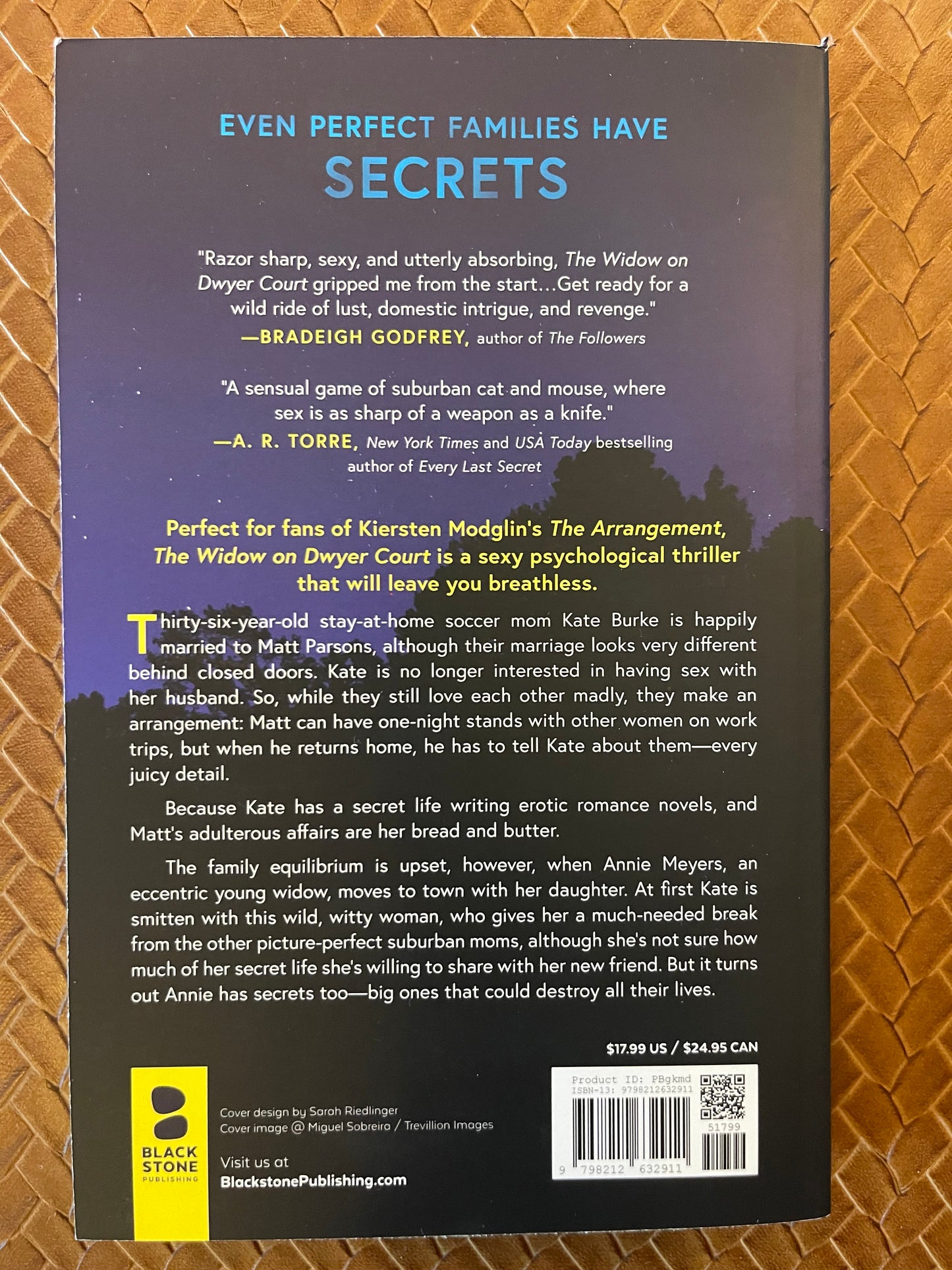 The Widow on Dwyer Court by Lisa Kusel (Paperback)