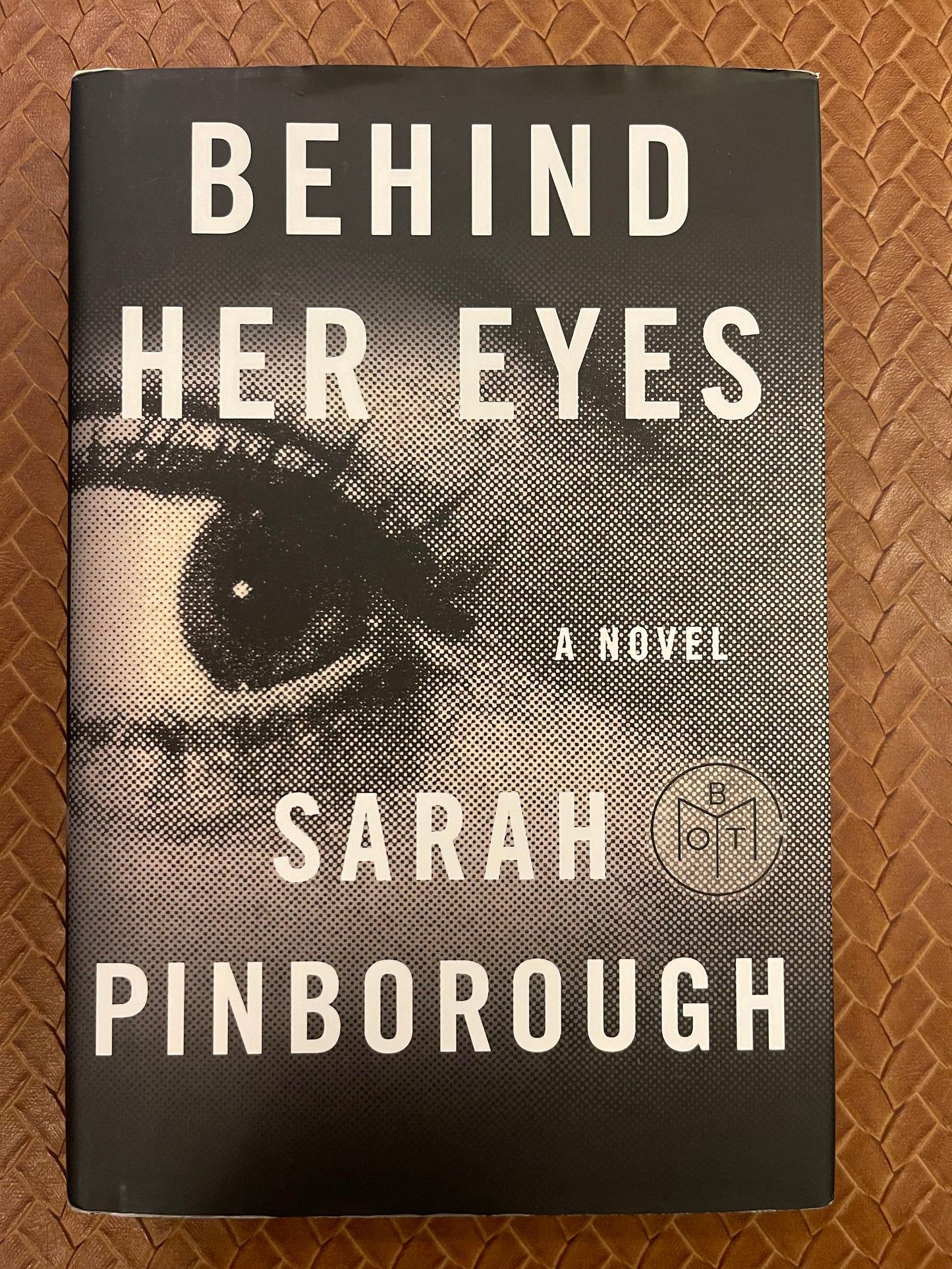 Behind Her Eyes by Sarah Pinborough (Hardcover)