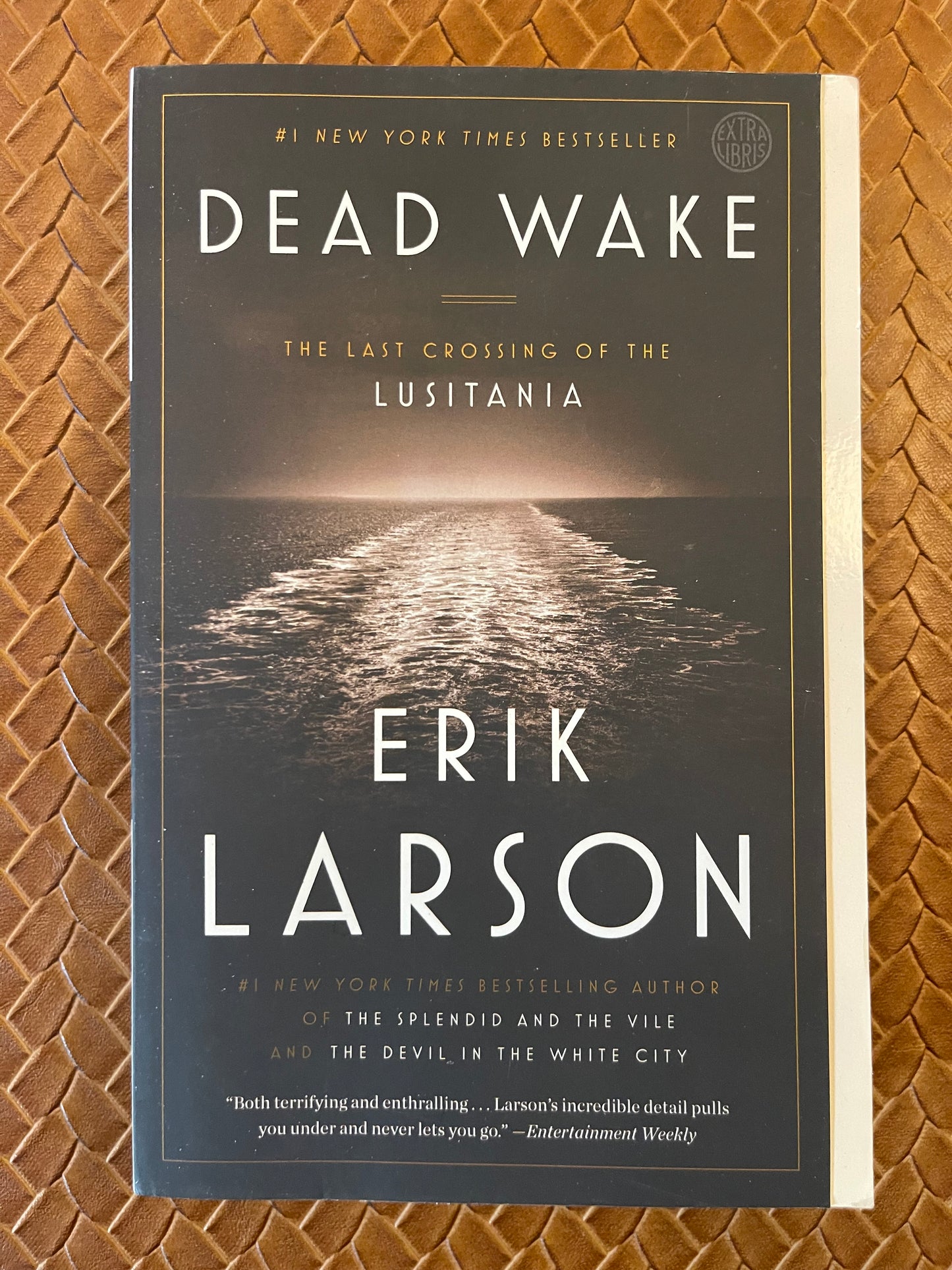 Dead Wake: The Last Crossing of the Lusitania by Erik Larson (Paperback)