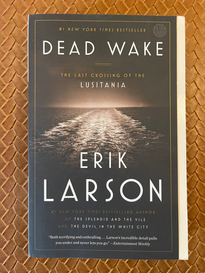 Dead Wake: The Last Crossing of the Lusitania by Erik Larson (Paperback)