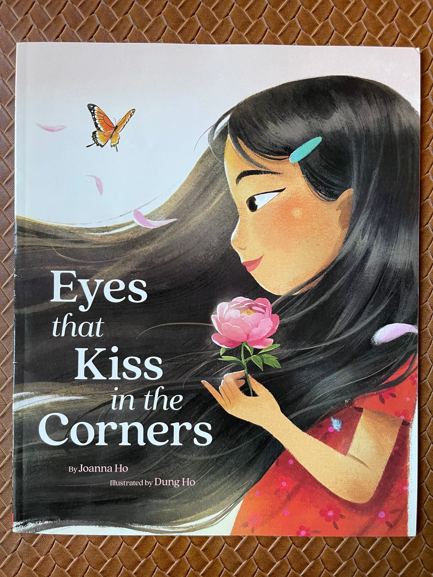 Eyes that Kiss in the Corners by Joanna Ho, Dung Ho (Illustrator)