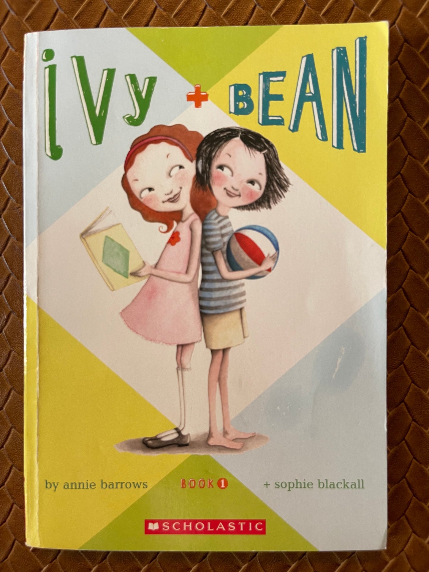 Ivy and Bean (Ivy + Bean #1) by Annie Barrows, Sophie Blackall (Illustrator)