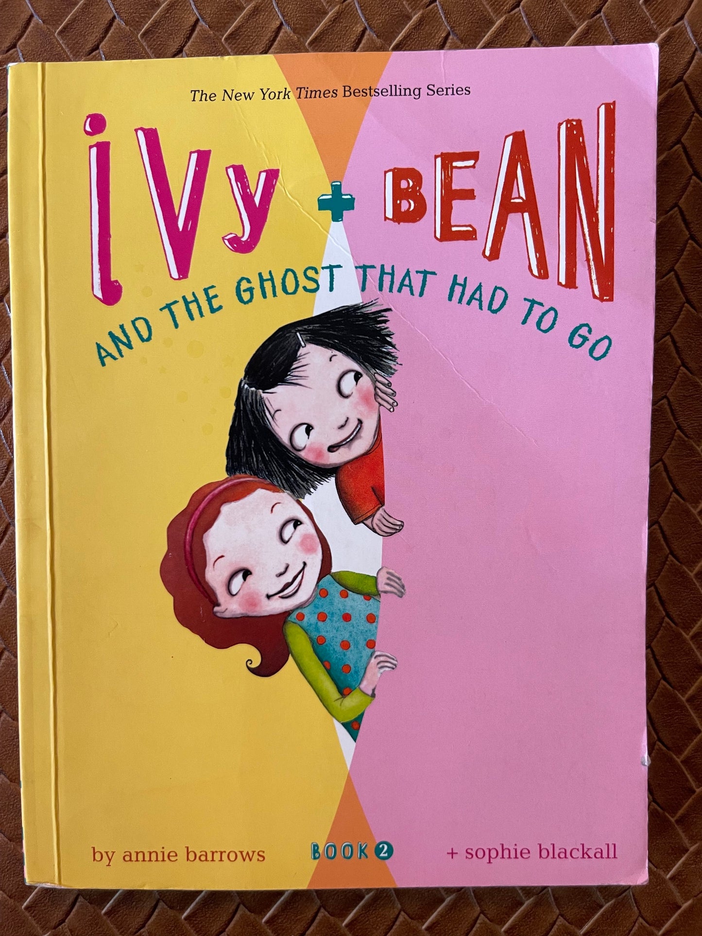 Ivy and Bean and the Ghost That Had to Go (Ivy + Bean #2) by Annie Barrows, Sophie Blackall (Illustrator)