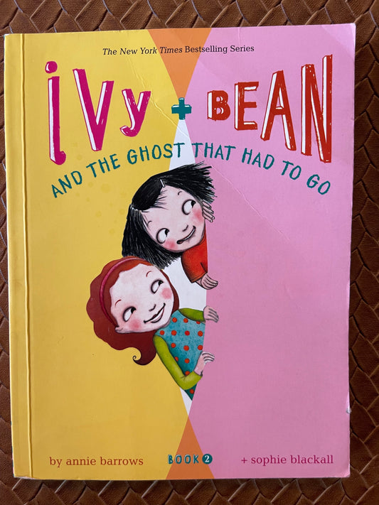 Ivy and Bean and the Ghost That Had to Go (Ivy + Bean #2) by Annie Barrows, Sophie Blackall (Illustrator)
