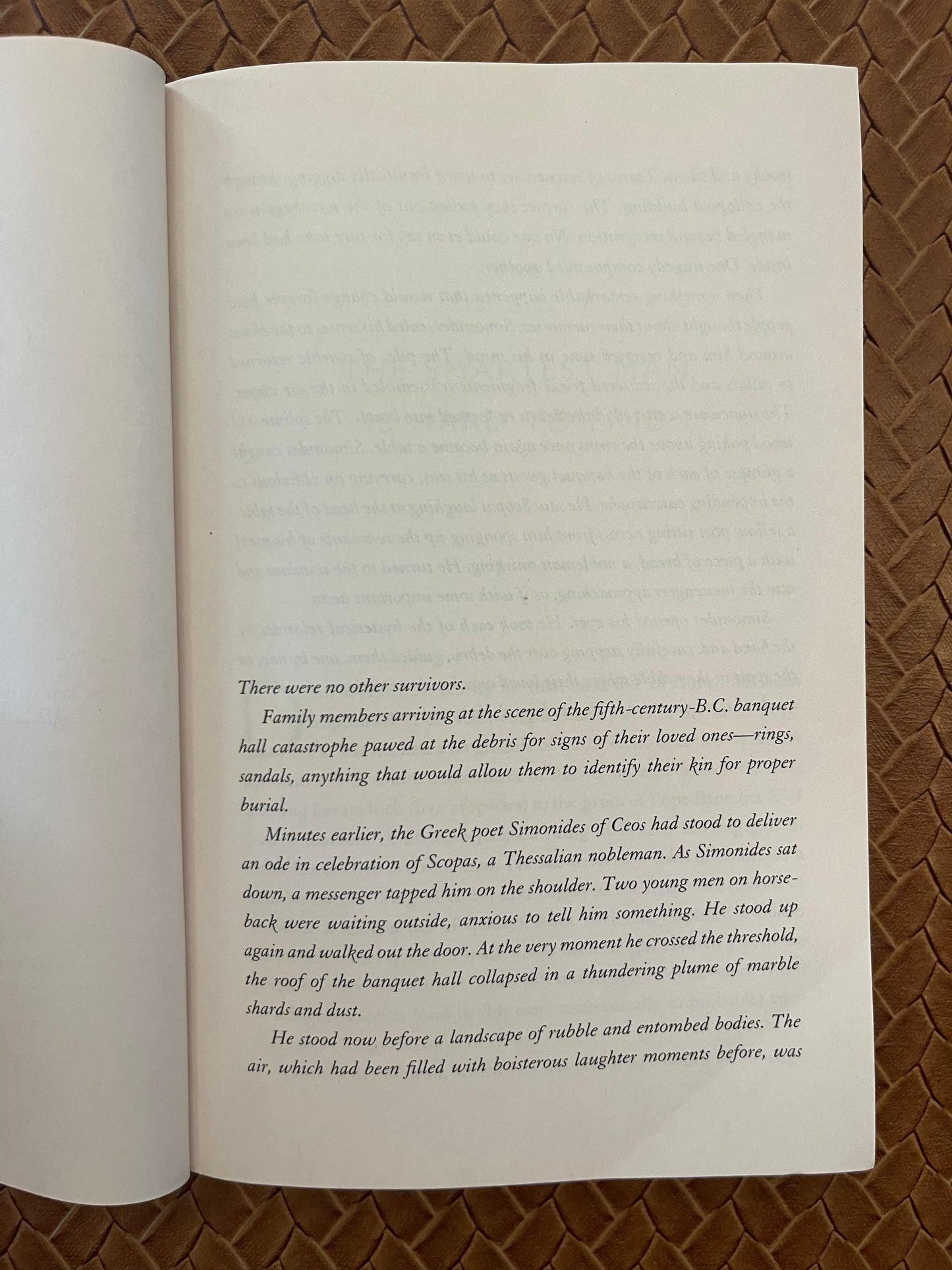 Moonwalking with Einstein: The Art and Science of Remembering Everything by Joshua Foer (Paperback)