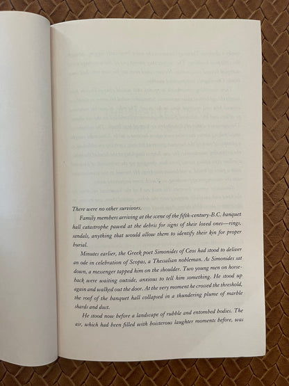 Moonwalking with Einstein: The Art and Science of Remembering Everything by Joshua Foer (Paperback)
