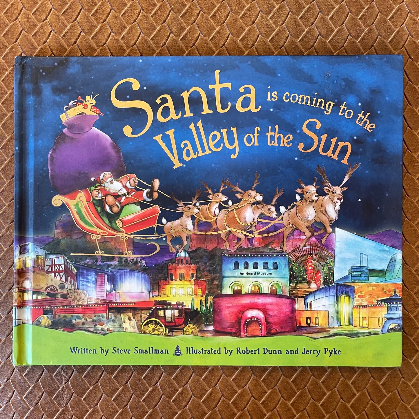 Santa Is Coming to the Valley of the Sun by Steve Smallman, Robert Dunn (Illustrations)