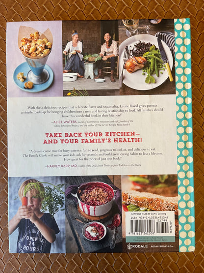 The Family Cooks: 100+ Recipes to Get Your Family Craving Food That's Simple, Tasty, and Incredibly Good for You: A Cookbook by Laurie David (Hardcover)