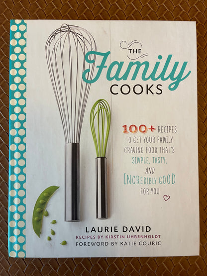 The Family Cooks: 100+ Recipes to Get Your Family Craving Food That's Simple, Tasty, and Incredibly Good for You: A Cookbook by Laurie David (Hardcover)