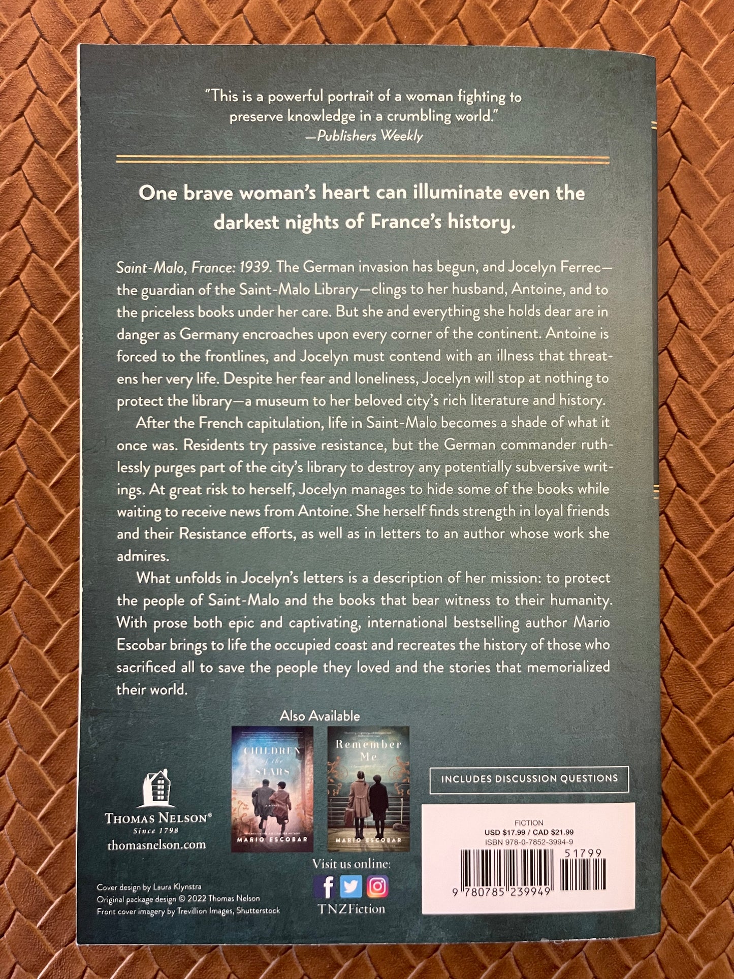 The Librarian of Saint-Malo by Mario Escobar (Paperback)