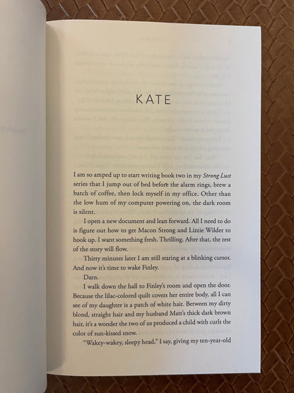 The Widow on Dwyer Court by Lisa Kusel (Paperback)