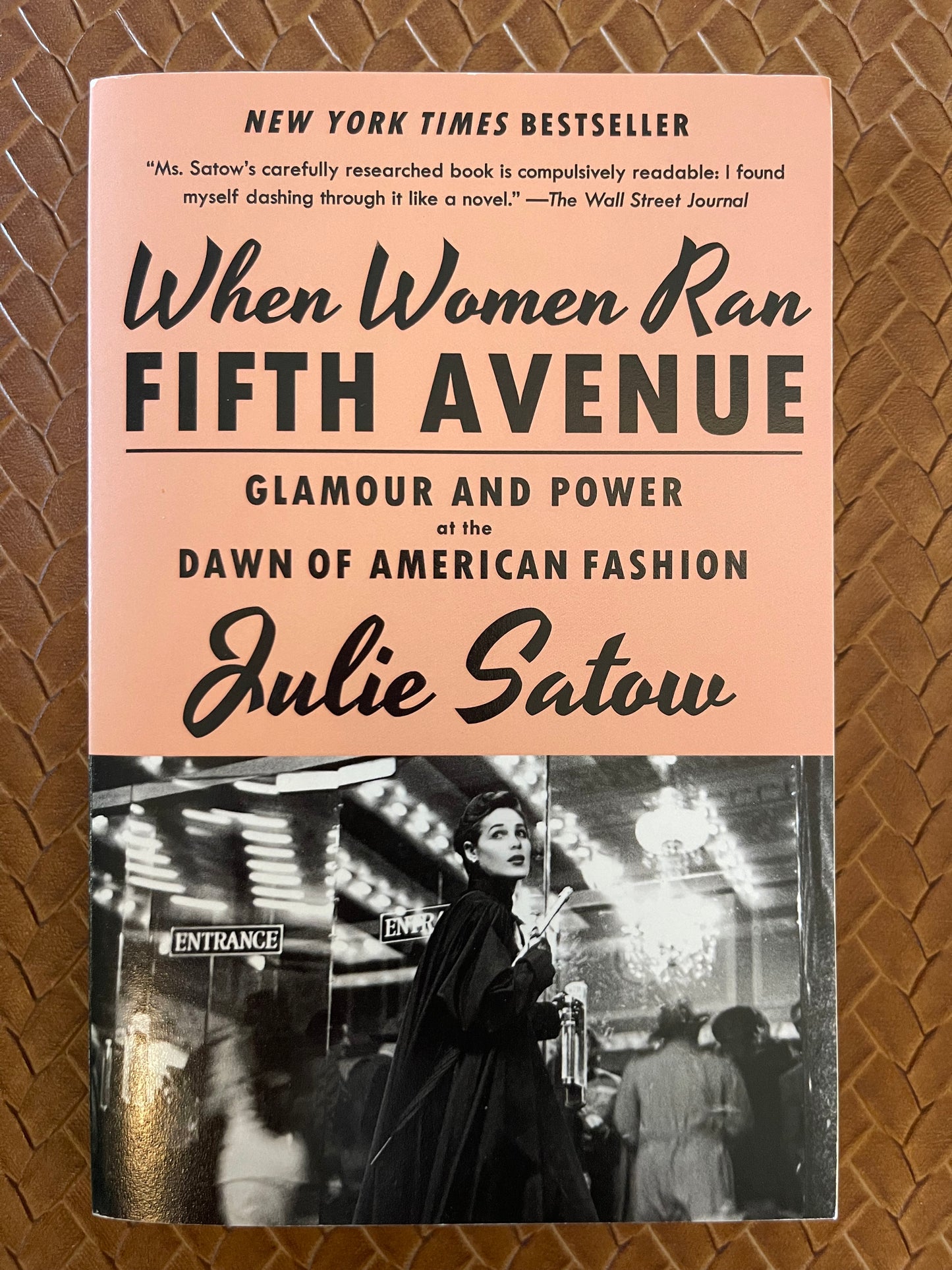 When Women Ran Fifth Avenue: Glamour and Power at the Dawn of American Fashion by Julie Satow (Paperback)