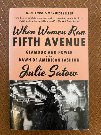 When Women Ran Fifth Avenue: Glamour and Power at the Dawn of American Fashion by Julie Satow (Paperback)